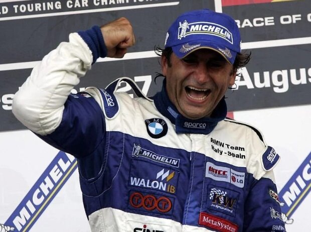 Alessandro Zanardi bejubelt seinen WTCC-Sieg 2005 in Oschersleben Alessandro Zanardi bejubelt seinen WTCC-Sieg 2005 in Oschersleben