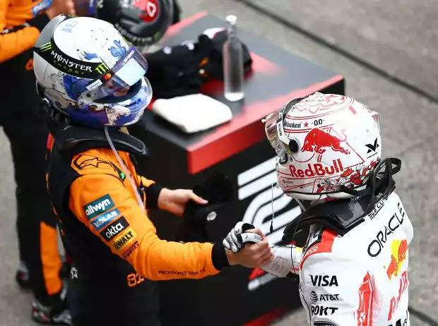 Oscar Piastri gratuliert Max Verstappen nach dem Sieg in Suzuka Titel-Bild zur News: Oscar Piastri gratuliert Max Verstappen nach dem Sieg in Suzuka