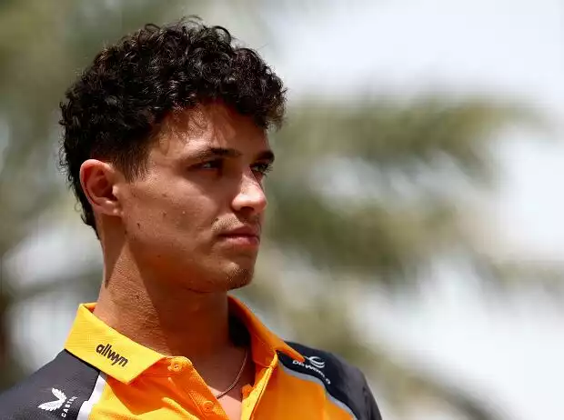 Lando Norris mit ernster Miene im Formel-1-Fahrerlager 2025 in Bahrain Titel-Bild zur News: Lando Norris mit ernster Miene im Formel-1-Fahrerlager 2025 in Bahrain