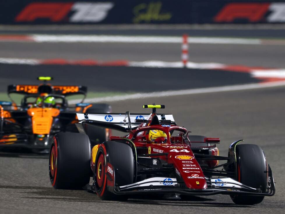 Lewis Hamilton (Ferrari SF-25) vor Lando Norris (McLaren MCL39) beim Formel-1-Rennen in Bahrain 2025