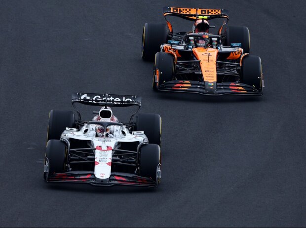 Max Verstappen im Red Bull RB21 vor Lando Norris im McLaren MCL39 in Suzuka 2025 Max Verstappen im Red Bull RB21 vor Lando Norris im McLaren MCL39 in Suzuka 2025