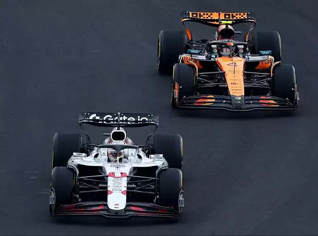 Max Verstappen (Red Bull RB21) vor Lando Norris (McLaren MCL39) beim Formel-1-Rennen in Japan 2025 Titel-Bild zur News: Max Verstappen (Red Bull RB21) vor Lando Norris (McLaren MCL39) beim Formel-1-Rennen in Japan 2025