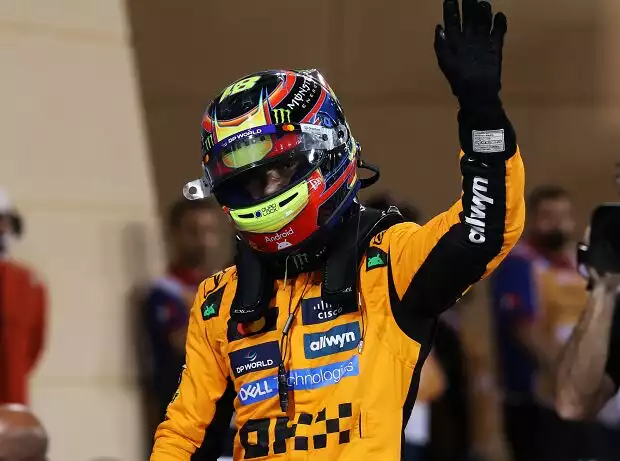 Titel-Bild zur News: Oscar Piastri (McLaren) jubelt über die Pole beim Formel-1-Rennen in Bahrain 2025