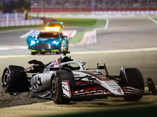 Titel-Bild zur News: Esteban Ocon (Haas-VF-25) verunfallt beim Qualifying zum Formel-1-Rennen in Bahrain