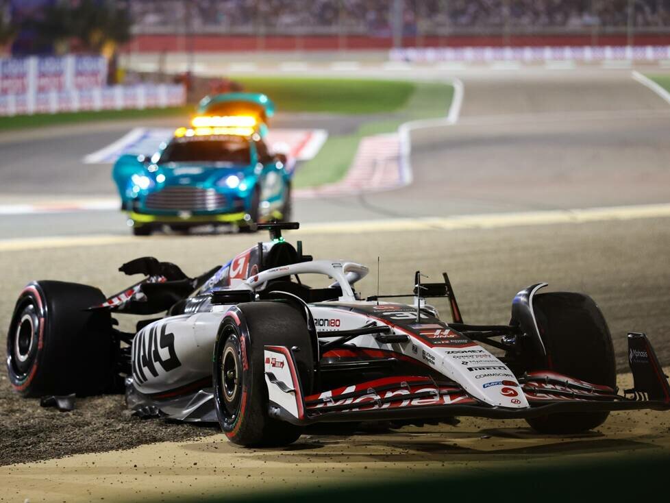 Esteban Ocon (Haas-VF-25) verunfallt beim Qualifying zum Formel-1-Rennen in Bahrain