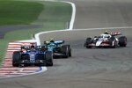 Alexander Albon (Williams), Fernando Alonso (Aston Martin) und Oliver Bearman (Haas) 
