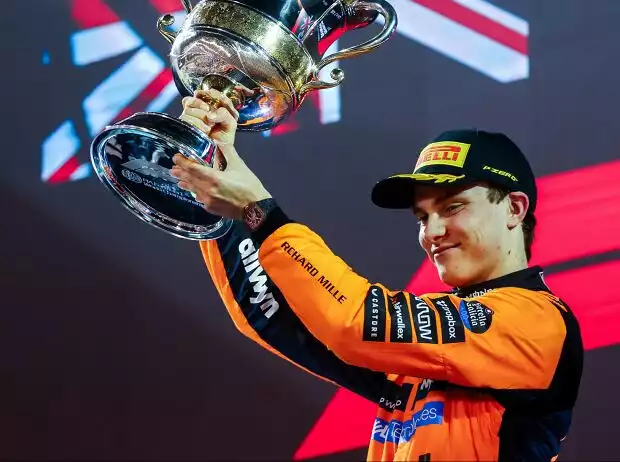 Oscar Piastri (McLaren) jubelt über den Sieg beim Formel-1-Rennen in Bahrain 2025 Titel-Bild zur News: Oscar Piastri (McLaren) jubelt über den Sieg beim Formel-1-Rennen in Bahrain 2025