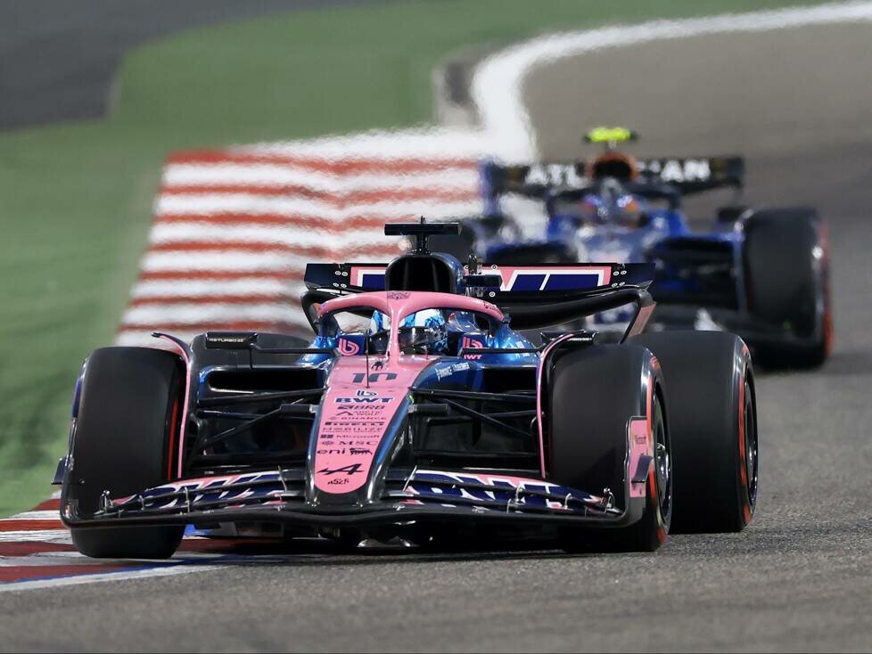 Pierre Gasly (Alpine A525) vor Carlos Sainz (Williams FW47) beim Formel-1-Rennen in Bahrain 2025