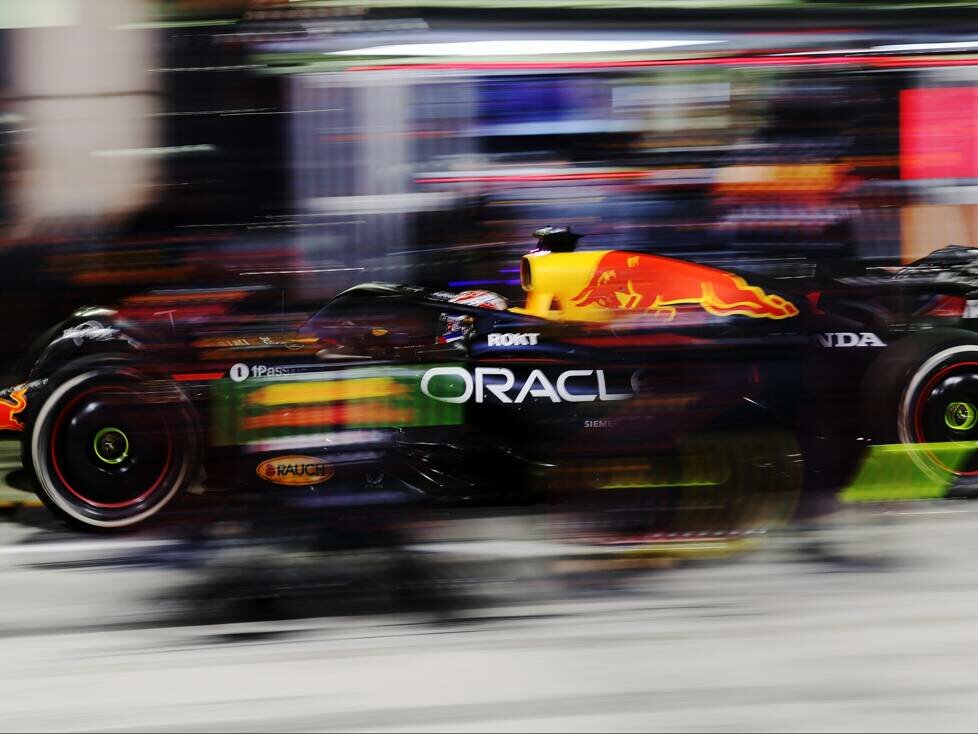 Formel-1-Weltmeister Max Verstappen beim Boxenstopp in Bahrain