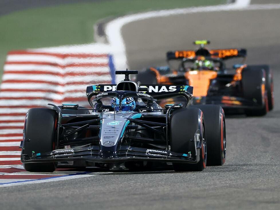 George Russell (Mercedes W15) vor Lando Norris (McLaren MCL39) beim Formel-1-Rennen in Bahrain 2025