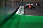 Lewis Hamilton (Ferrari) und Esteban Ocon (Haas) 