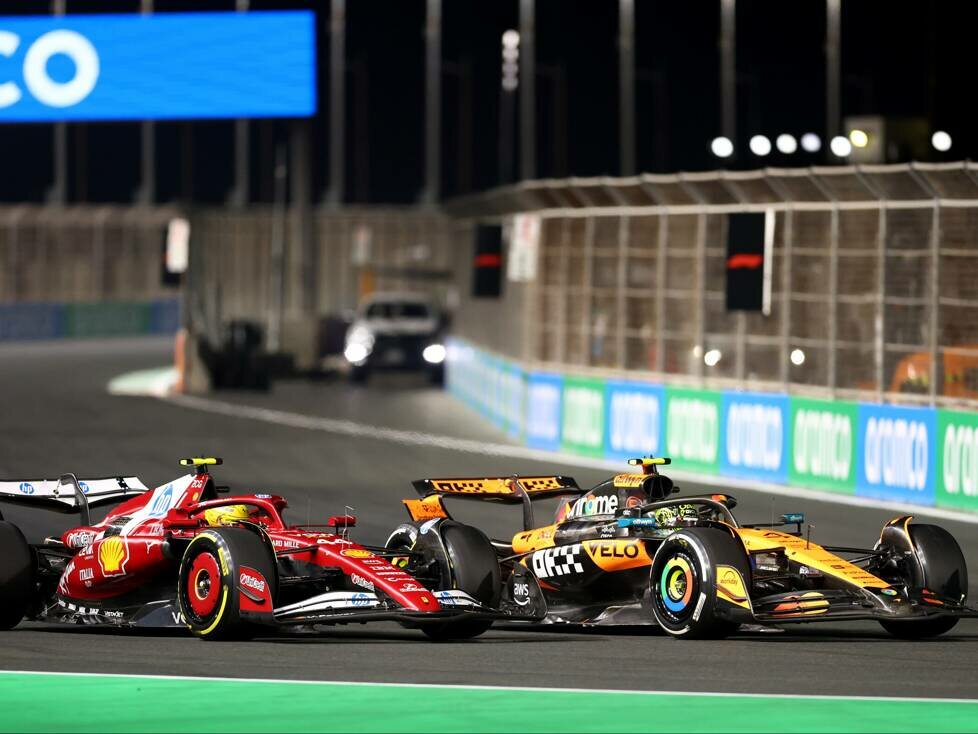 Lando Norris (McLaren MCL39) vor Lewis Hamilton (Ferrari SF-25) beim Formel-1-Rennen in Saudi-Arabien 2025