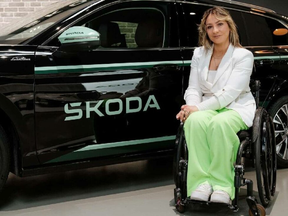 Kristina Vogel und ihr von Paravan umgerüsteter Skoda Superb
