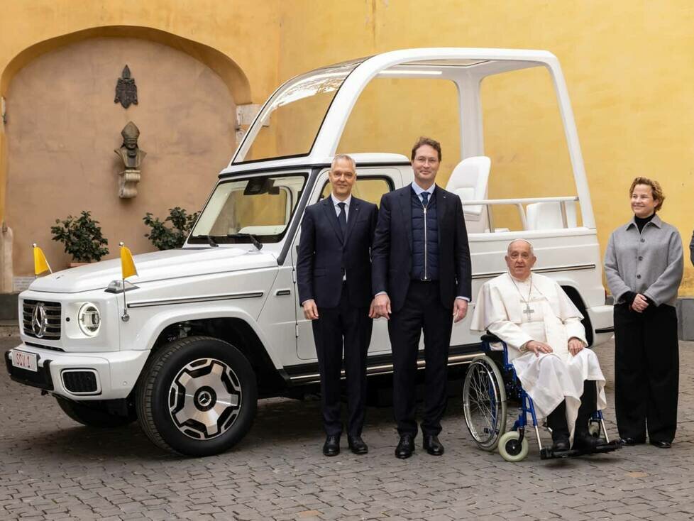 Papst Franziskus erhält erstes elektrisches Papamobil von Mercedes-Benz