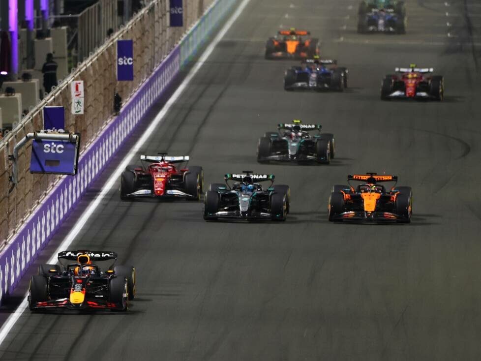 Szene aus dem Grand Prix von Saudi-Arabien 2025 mit Max Verstappen an der Spitze