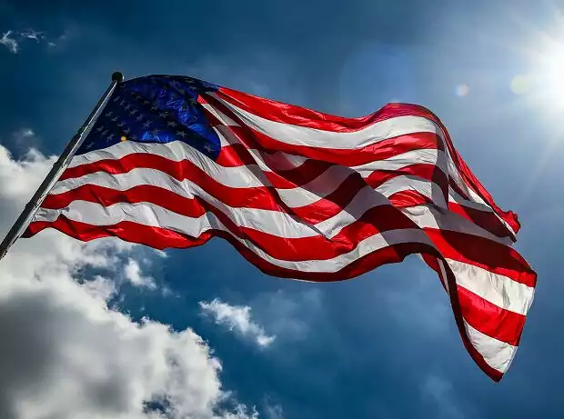 US-Flagge im Wind an einer Rennstrecke Titel-Bild zur News: US-Flagge im Wind an einer Rennstrecke