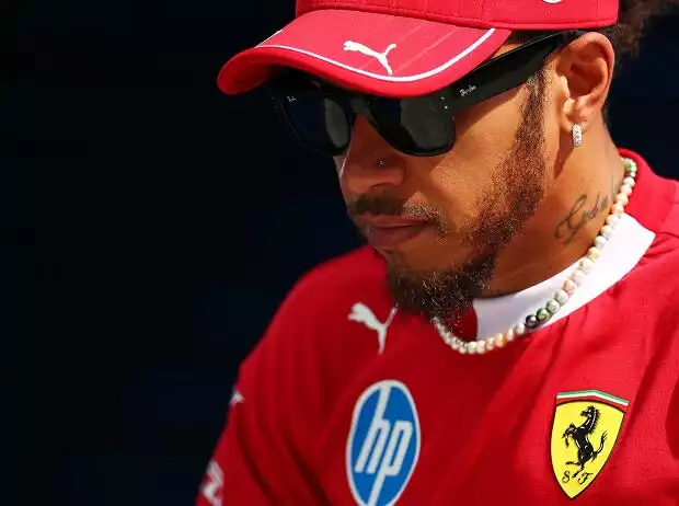Ein nachdenklicher Lewis Hamilton im Formel-1-Fahrerlager 2025 Titel-Bild zur News: Ein nachdenklicher Lewis Hamilton im Formel-1-Fahrerlager 2025