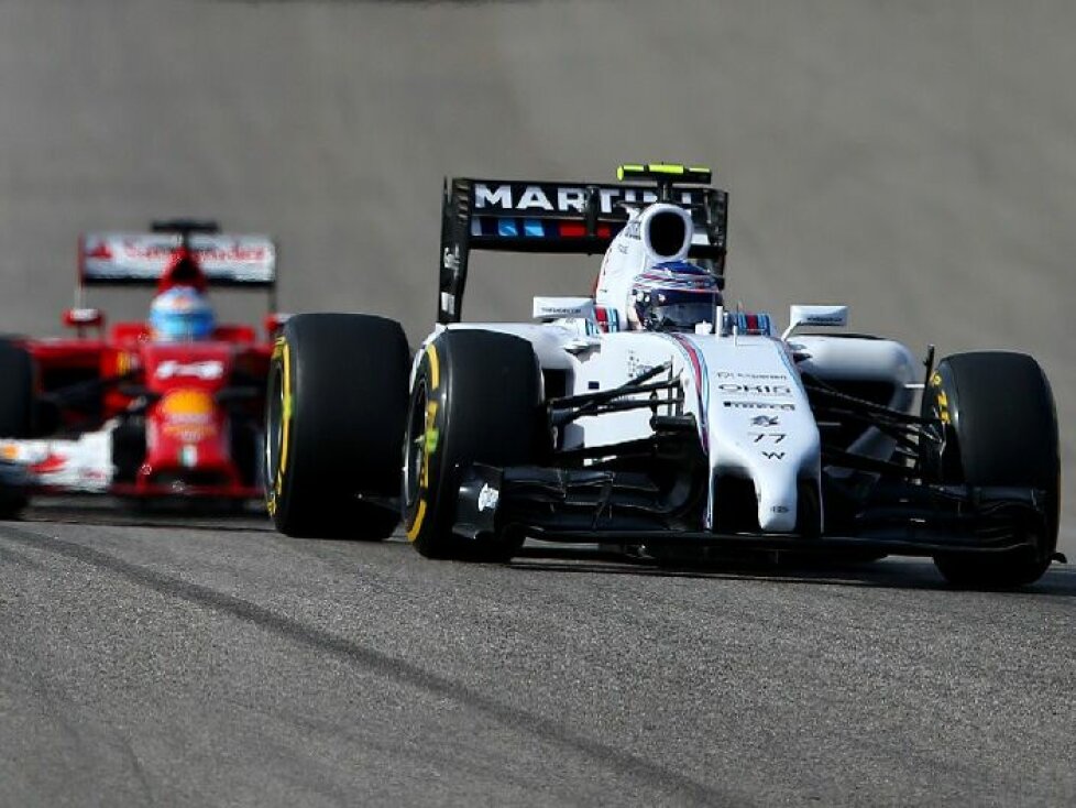 Williams-Fahrer Valtteri Bottas vor Fernando Alonso im Ferrari in der Saison 2014