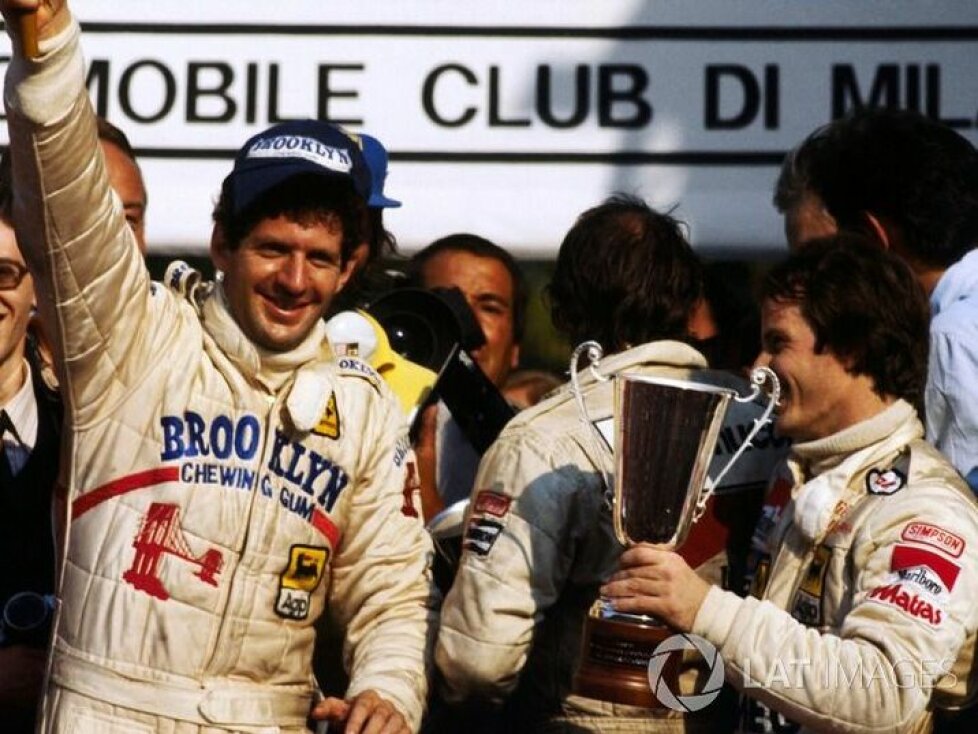 Rennsieger und Weltmeister Jody Scheckter feiert auf dem Podium mit Gilles Villeneuve, Ferrari
