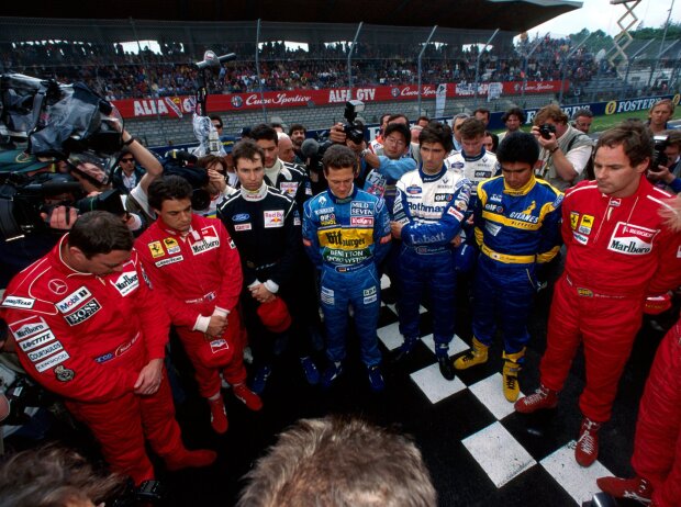 Coulthard, Berger und andere F1-Kollegen bei der Schweigeminute ein Jahr später Coulthard, Berger und andere F1-Kollegen bei der Schweigeminute ein Jahr später