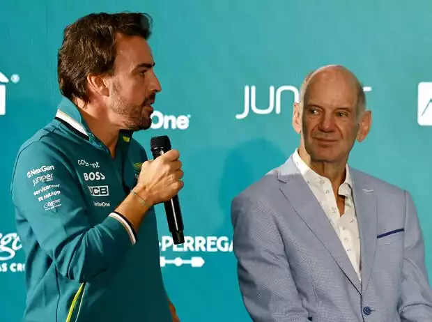 Fernando Alonso bei der Vorstellung von Adrian Newey im Herbst 2024 Titel-Bild zur News: Fernando Alonso bei der Vorstellung von Adrian Newey im Herbst 2024