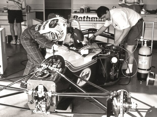 Formel-1-Fahrer Ayrton Senna inspiziert das Williams-Cockpit Formel-1-Fahrer Ayrton Senna inspiziert das Williams-Cockpit