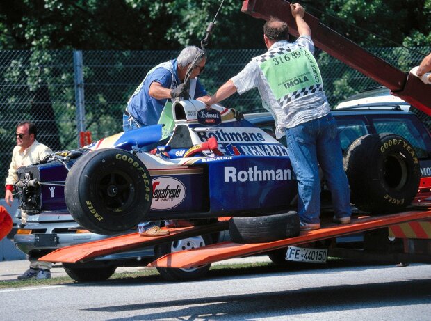Das Unfallauto von Ayrton Senna wird abtransportiert Das Unfallauto von Ayrton Senna wird abtransportiert