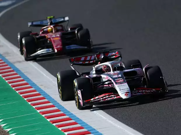 Zwei Fahrer mit demselben Problem: Esteban Ocon kann Lewis Hamiltons Schwierigkeiten gut nachvollziehen Titel-Bild zur News: Zwei Fahrer mit demselben Problem: Esteban Ocon kann Lewis Hamiltons Schwierigkeiten gut nachvollziehen