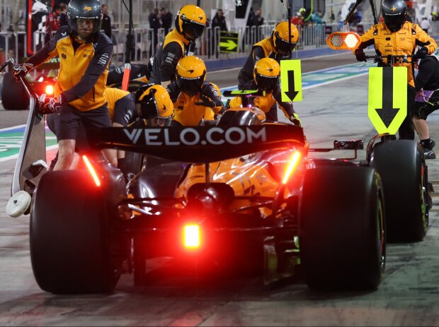 Lando Norris beim Boxenstopp-Training mit der McLaren-Crew Lando Norris beim Boxenstopp-Training mit der McLaren-Crew
