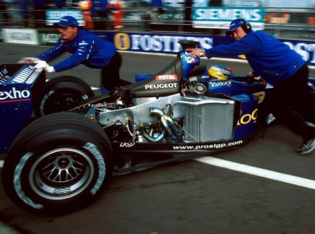 Ein lauter Peugeot-V10-Saugmotor bei Nick Heidfeld im Jahr 2000 Ein lauter Peugeot-V10-Saugmotor bei Nick Heidfeld im Jahr 2000
