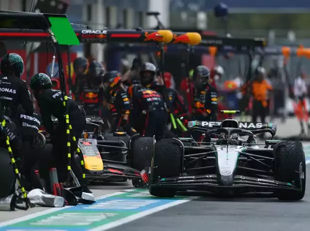 Crash beim Boxenstopp: Kimi Antonelli will rein, Max Verstappen will raus ... Titel-Bild zur News: Crash beim Boxenstopp: Kimi Antonelli will rein, Max Verstappen will raus ...