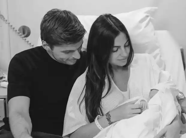 Max Verstappen und Kelly Piquet mit dem frischgeborenen Baby Lily Titel-Bild zur News: Max Verstappen und Kelly Piquet mit dem frischgeborenen Baby Lily