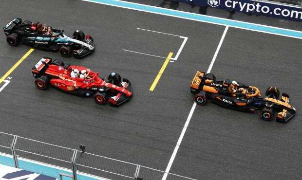 Lando Norris Oscar Piastri Charles Leclerc Lewis Hamilton Ferrari Ferrari F1McLaren McLaren F1 ~Lando Norris (McLaren), Oscar Piastri (McLaren), Charles Leclerc (Ferrari) und Lewis Hamilton (Ferrari) ~ Lando Norris Oscar Piastri Charles Leclerc Lewis Hamilton Ferrari Ferrari F1McLaren McLaren F1 ~Lando Norris (McLaren), Oscar Piastri (McLaren), Charles Leclerc (Ferrari) und Lewis Hamilton (Ferrari) ~