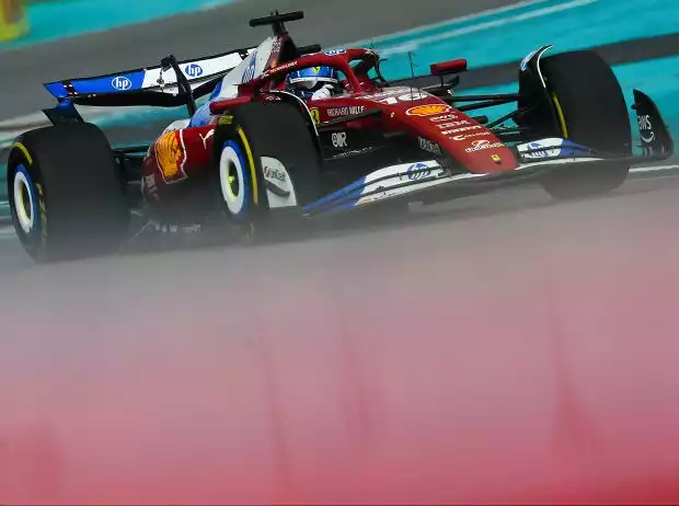 Charles Leclerc glaubt, dass der Platztausch mit Hamilton ein Fehler war Titel-Bild zur News: Charles Leclerc glaubt, dass der Platztausch mit Hamilton ein Fehler war