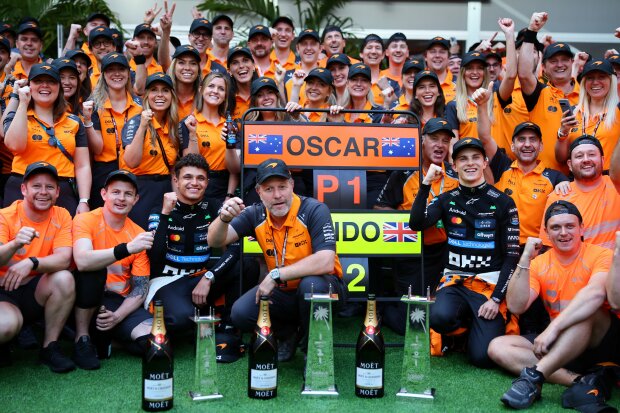 Oscar Piastri Lando Norris Zak Brown McLaren McLaren F1 ~Oscar Piastri (McLaren), Lando Norris (McLaren) und Zak Brown ~ Oscar Piastri Lando Norris Zak Brown McLaren McLaren F1 ~Oscar Piastri (McLaren), Lando Norris (McLaren) und Zak Brown ~