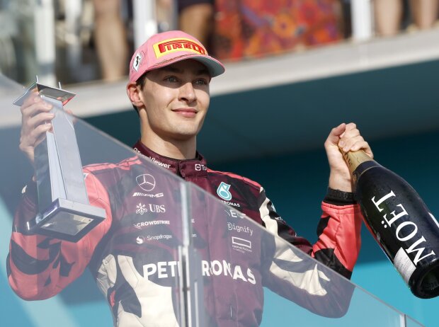 Darf seinen Pokal für Rang drei behalten: George Russell verlangsamte ausreichend Darf seinen Pokal für Rang drei behalten: George Russell verlangsamte ausreichend