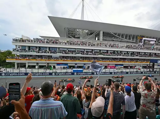 Fans verfolgen den Formel-1-Start in Miami 2025 Titel-Bild zur News: Fans verfolgen den Formel-1-Start in Miami 2025