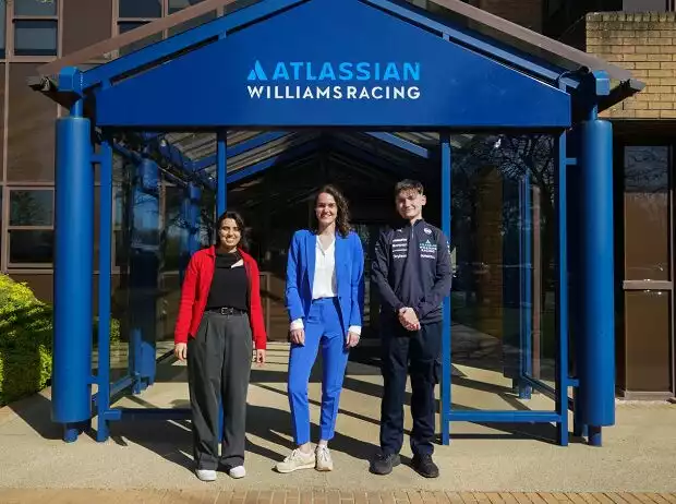 Der Williams-Nachwuchs vor der Teamzentrale in Grove Titel-Bild zur News: Der Williams-Nachwuchs vor der Teamzentrale in Grove
