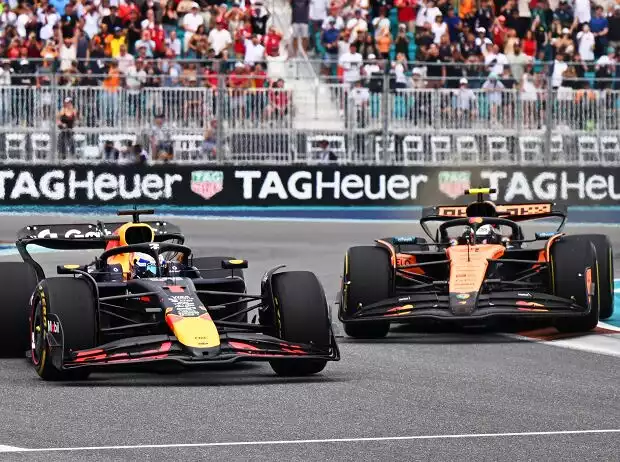 Max Verstappen im Red Bull RB21 und Lando Norris im McLaren MCL39 Titel-Bild zur News: Max Verstappen im Red Bull RB21 und Lando Norris im McLaren MCL39