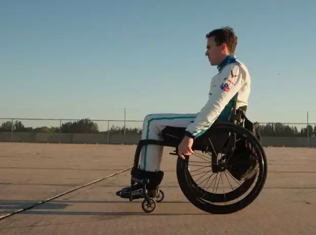 IMSA-Rennfahrer Robert Wickens im Rollstuhl Titel-Bild zur News: IMSA-Rennfahrer Robert Wickens im Rollstuhl
