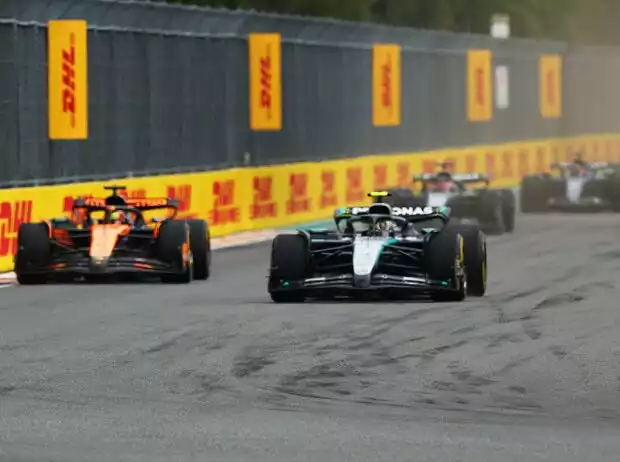 Formel-1-Autos auf der Gegengeraden in Miami 2025 Titel-Bild zur News: Formel-1-Autos auf der Gegengeraden in Miami 2025