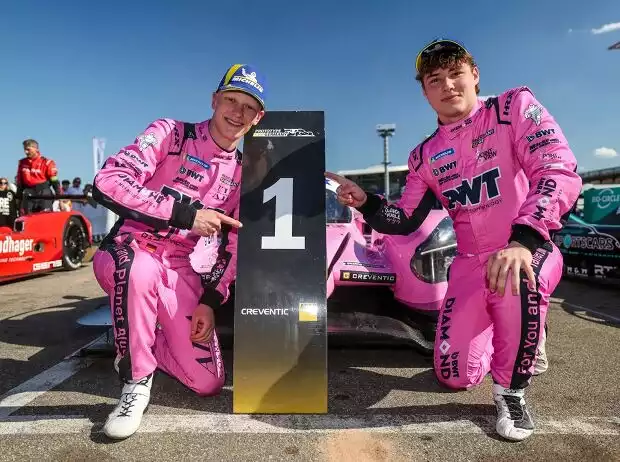 Mattias Pluschkell (links) und Maksymilian Angelard (rechts) freuen sich über ihren ersten Erfolg im Prototype Cup Germany Titel-Bild zur News: Mattias Pluschkell (links) und Maksymilian Angelard (rechts) freuen sich über ihren ersten Erfolg im Prototype Cup Germany