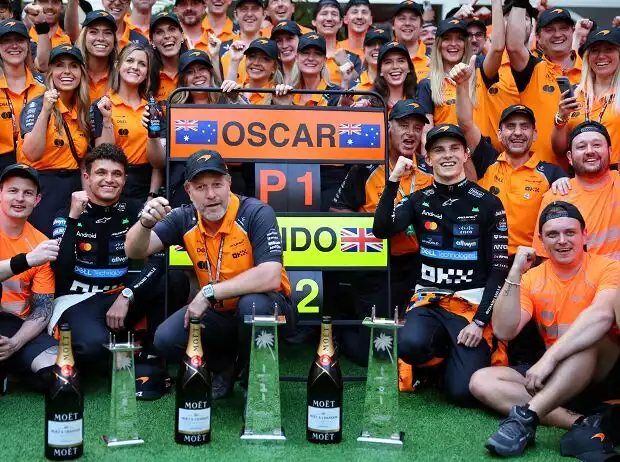 Oscar Piastri, Lando Norris, Zak Brown Titel-Bild zur News: Oscar Piastri, Lando Norris, Zak Brown