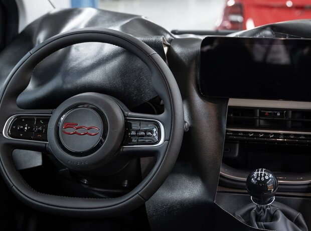 Cockpit des Fiat 500 mit Handschaltung Cockpit des Fiat 500 mit Handschaltung