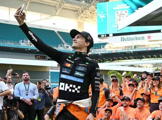 Oscar Piastri, Lando Norris, Zak Brown Titel-Bild zur News: Oscar Piastri, Lando Norris, Zak Brown