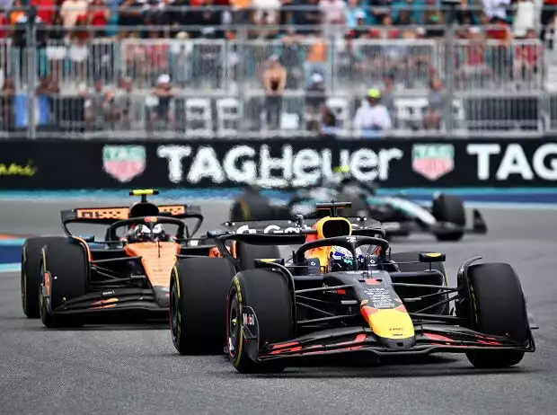 Max Verstappen (Red Bull RB21) vor Lando Norris (McLaren MCL39) beim Formel-1-Rennen in Miami 2025 Titel-Bild zur News: Max Verstappen (Red Bull RB21) vor Lando Norris (McLaren MCL39) beim Formel-1-Rennen in Miami 2025