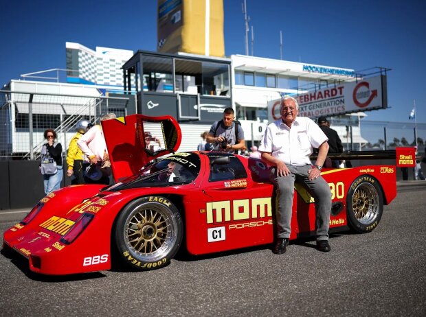 Teamchef Fritz Gebhardt sitzt auf seinem Porsche 962, der als Leading Car diente Teamchef Fritz Gebhardt sitzt auf seinem Porsche 962, der als Leading Car diente