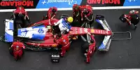 Lewis Hamilton beim Aussteigen aus seinem Ferrari SF-25 in Miami 2025
