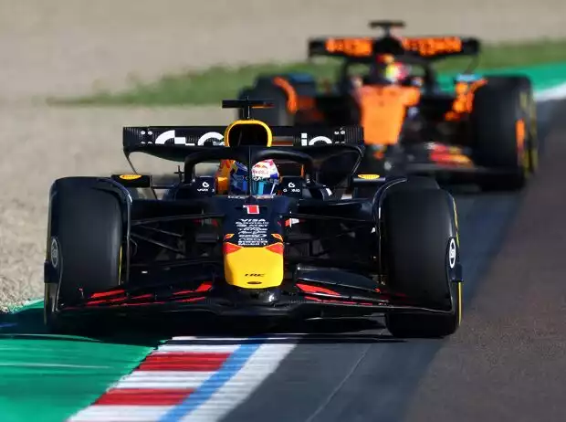 Max Verstappen (Red Bull RB21) vor Oscar Piastri (McLaren MCL39) beim Formel-1-Rennen in Imola 2025 Titel-Bild zur News: Max Verstappen (Red Bull RB21) vor Oscar Piastri (McLaren MCL39) beim Formel-1-Rennen in Imola 2025