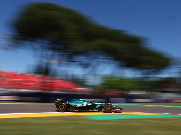 Fernando Alonso am Freitag in Imola: Er hat weniger Updates als der Teamkollege Fernando Alonso am Freitag in Imola: Er hat weniger Updates als der Teamkollege
